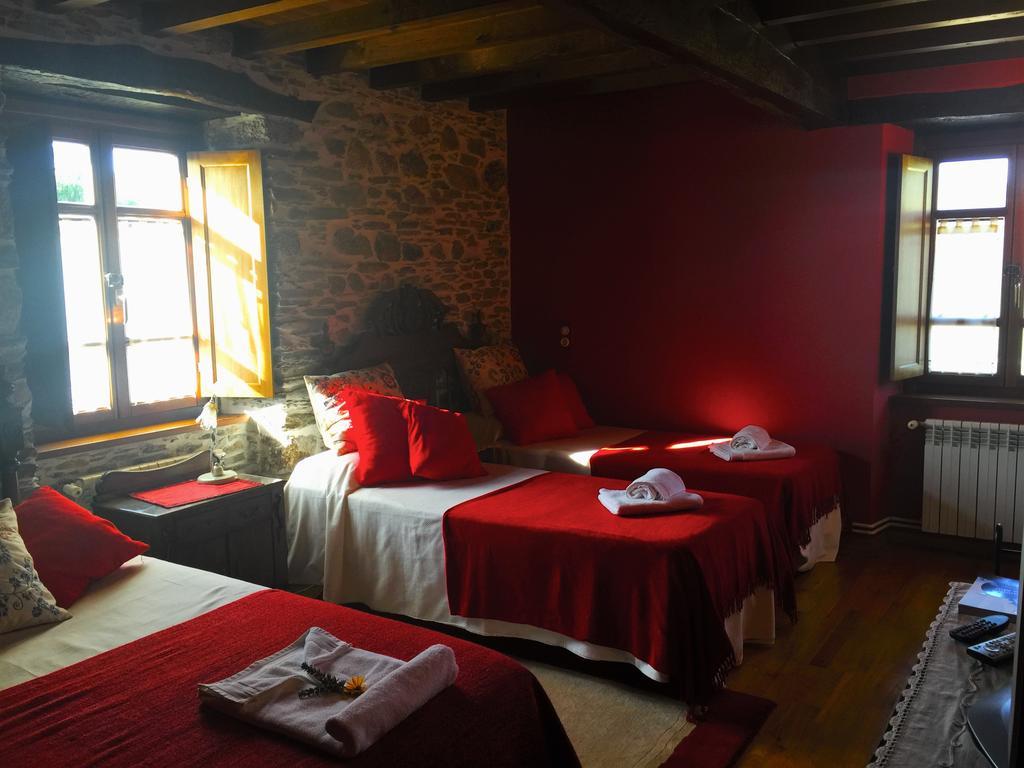 Os Tres Teixos Guest House San Acisclo Exterior photo